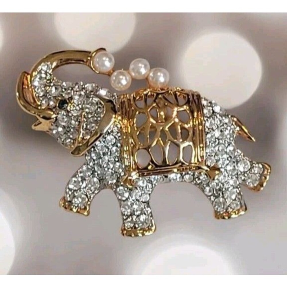 Stunning Sparkling Rhinestone  Pearls Green Eye Elephant Brooch Pin Gold tone